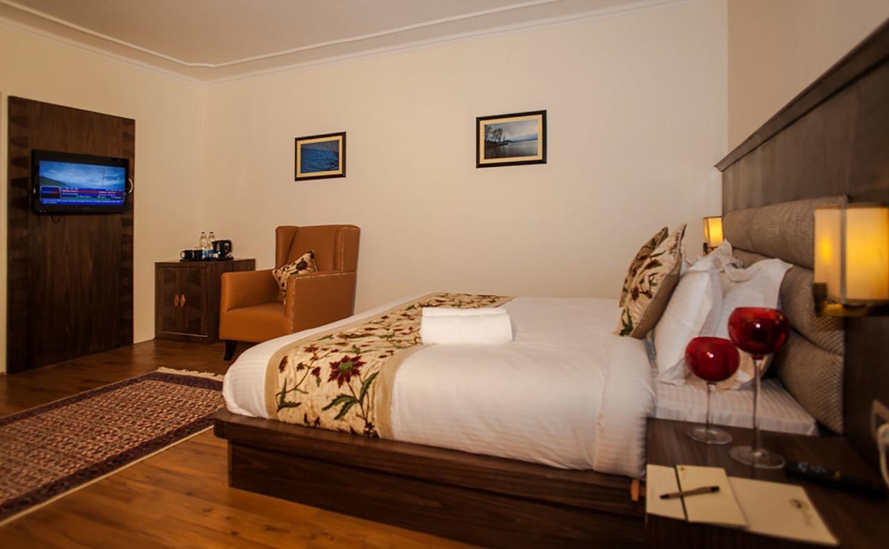Lemon Tree Hotel Srinagar Exteriör bild